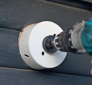 Solcell ventilation: Borra hål i väggen Solcell ventilation: Borra hål i väggen